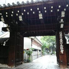 入り口の門　建物
