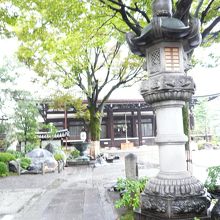 本堂まで続く石畳