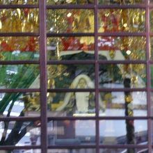 ガラス越しの本堂内部