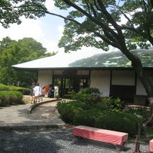 二の丸庭園の近くの茶室