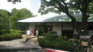 二の丸庭園の前の茶室