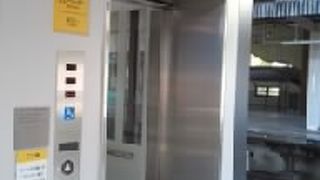 急行が止まります。