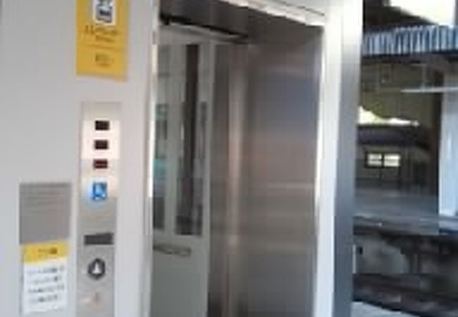 急行が止まります。