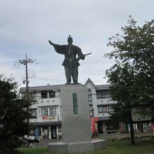 駅前には織田信長の銅像があります