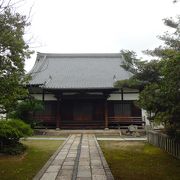 矢田川のほとりにある趣のあるお寺です