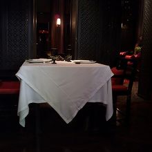 暗めの店内。ムードあるけどランチ時にはちょっと暗すぎ