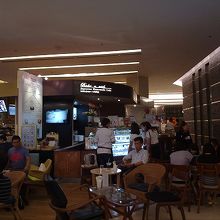 オープンカフェなので気軽に立ち寄れる