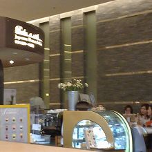 カウンターでオーダー　お持ち帰りもオーケー