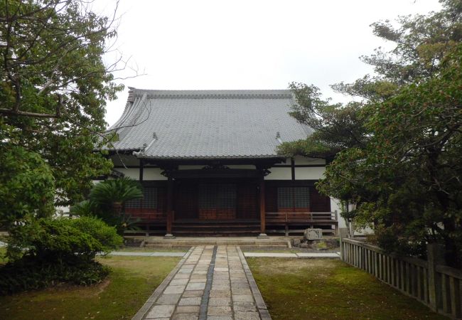 矢田川のほとりにある趣のあるお寺です