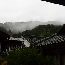 山に霧。手前真下は美しい中庭。屋根は同館、この風景、最高！！