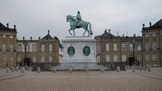 衛兵交代が有名なコンパクトな宮殿