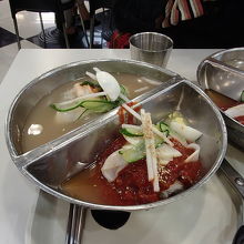 カップル麺」冷麺とビビン麺が半分ずつひとつの器に入っています