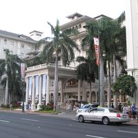 ワイキキのメイン通りに面した最高のロケーション！