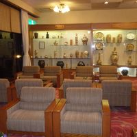 ロビーの奥。陶器はオーナーが趣味で集めたものだとか。