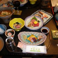 夕食です。ほんの序盤です。これだけでも十分豪華。しかも個室。