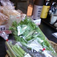 野菜やお酒が店頭にあります。