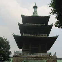 慰霊堂のシンボル三重塔