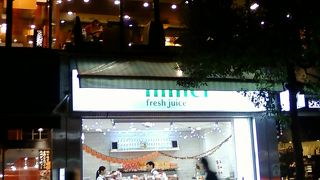 麻布十番駅からすぐです。