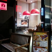 看板の赤が目立ちます。