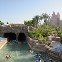 プールは浮き輪に乗って楽しみます