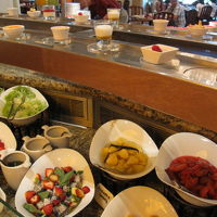 デザートを回転寿司のようにディスプレイする面白いアイデア