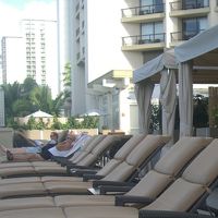 プールデッキにあるビーチベッド。朝、ここでゆっくりするのがオ