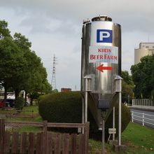 駐車場入り口の看板もビアタンク