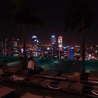 スカイパークのプールから見る夜景