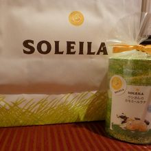 ティバッグのパッケージと紙袋です．