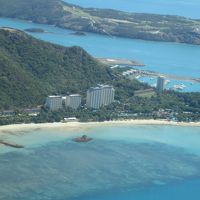 遊覧飛行に向かう上空からのホテル。