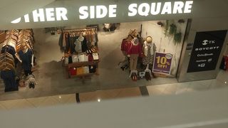 モードとストリートをリミックスしたストア