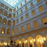 吹き抜けのロビー