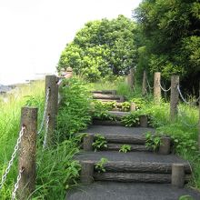 土塁に登ることもできる