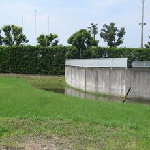 半分だけかろうじて残った三日月池跡