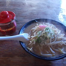 味噌ラーメンは、好みに合わせて辛味噌を追加できるシステムです