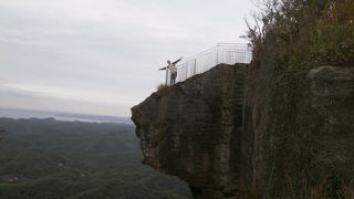 スリル満点！足場が悪いので履きなれた靴で！　～鋸山にある地獄のぞき～