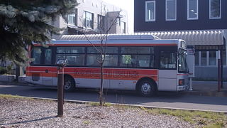 可愛らしいデザインのバス停に注目です