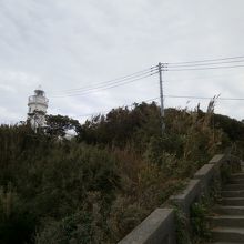 道路から灯台へ上がる階段があります。