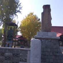 さりげなく佇んでいらっしゃる日蓮上人像