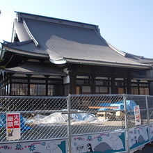 工事柵で覆われた本堂入口の様子