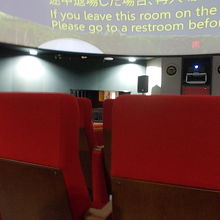 プラネタリウム内の様子（上映中は撮影禁止ですのでご注意を）