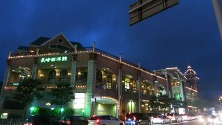 ショッピングモールとレストラン