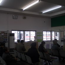 かつては奥の窓が並ぶエリアに沿うような形で店舗がありました