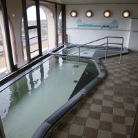 大浴場です。温泉で、透明で臭いはありません。