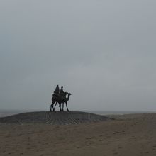 砂浜にあるのは、この像。