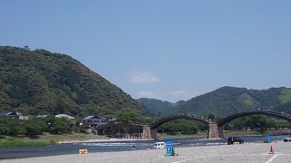 美しき橋と岩国城の風景