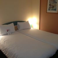 部屋もベッドも小さいです。