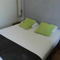 部屋はきれいに改装済み