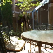 喫煙用のテラス席