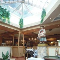 朝食会場は開放的。